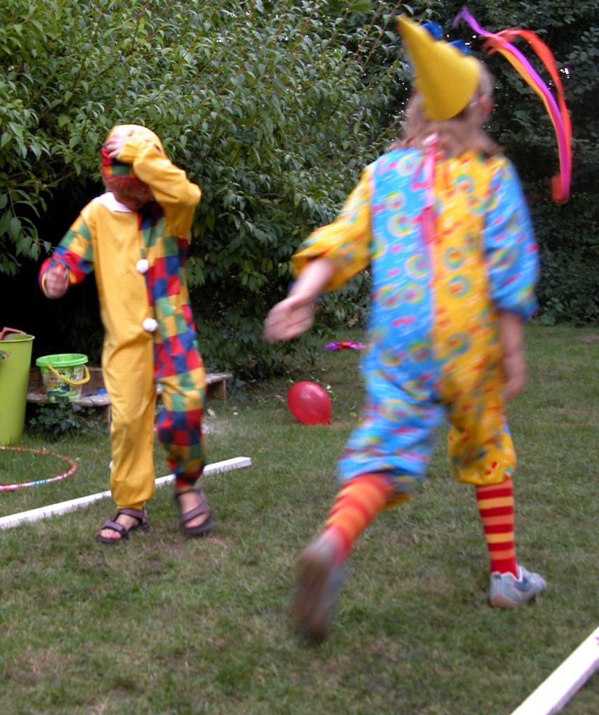 Clowns beim Staffellauf